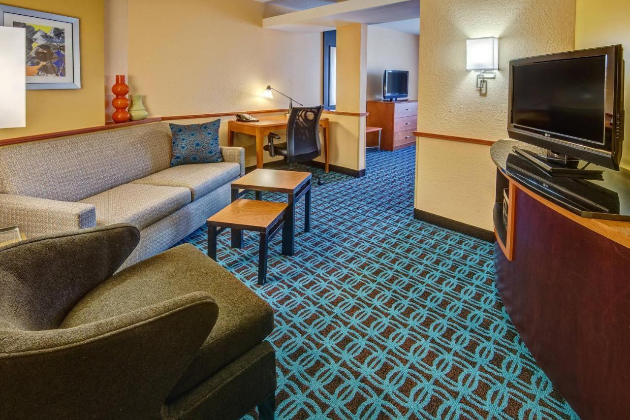 Fairfield Inn And Suites By Marriott Napoli Bagian luar foto